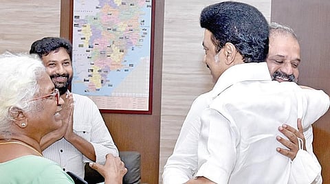 முதல்வர் மு.க.ஸ்டாலினை சென்னை விமான நிலையத்தில் நேற்று மாலை சந்தித்த பேரறிவாளன், தனது விடுதலைக்காக தமிழக அரசு மேற்கொண்ட நடவடிக்கைகளுக்காக நன்றி தெரிவித்து வாழ்த்து பெற்றார். அருகில் பேரறிவாளனின் தாயார் அற்புதம்மாள்.