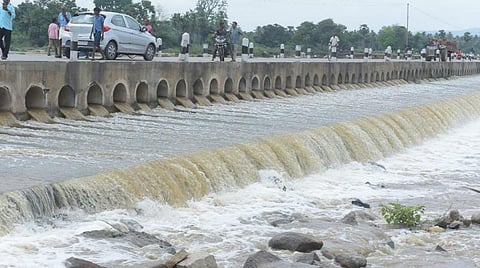 வேலூர், திருப்பத்தூர் மாவட்டங்களில் தொடர்ந்து பெய்த மழையினால் விரிஞ்சிபுரம் பாலாற்றில் வெள்ளப்பெருக்கு எடுத்து ஓடும் நீர். படம்: வி.எம்.மணிநாதன்.
