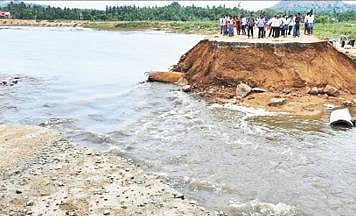மாதனூர்- குடியாத்தம் இடையே தரைப்பாலம் உடைந்ததால் மாவட்ட ஆட்சியர் அமர் குஷ்வாஹா, ஆம்பூர் எம்எல்ஏ வில்வநாதன் ஆகியோர் நேற்று நேரில் ஆய்வு செய்தனர். அடுத்த படம்: உடைந்த தரைப்பாலம்.