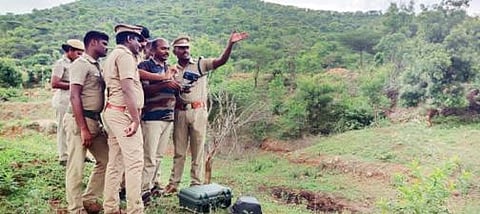 தருமபுரி மாவட்டம் பாலக்கோடு அடுத்த வாழைத்தோட்டம் கிராமத்தை ஒட்டிய வனப்பகுதியில் ‘ட்ரோன்’ பறக்கவிட்டு சிறுத்தை நடமாட்டத்தை கண்காணித்த வனத்துறையினர்.