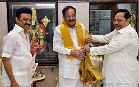கருணாநிதி சிலை திறப்பில் வெங்கய்ய நாயுடு.. காங்கிரஸை விட்டு விலகி பாஜகவை நெருங்குகிறதா திமுக?