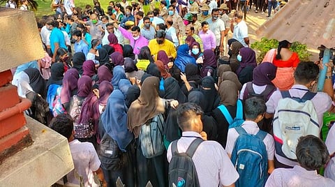 ஹிஜாப் தடையால் கர்நாடகாவில் சீருடை கட்டாயமானது