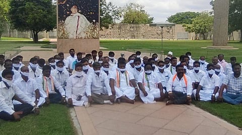 பேரறிவாளனை விடுதலை செய்ததற்கு எதிர்ப்பு தெரிவித்து பெரும்புதூர் ராஜீவ் காந்தி நினைவிடத்தில் வாயில் வெள்ளைத் துணி கட்டியபடி தரையில் அமர்ந்து அறப்போராட்டத்தில் ஈடுபட்ட காங்கிரஸார்.