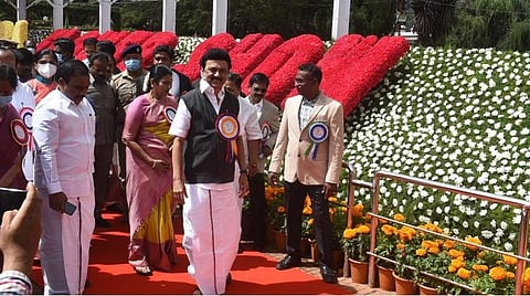 உதகையில் மலர்க் கண்காட்சியை தொடங்கி வைத்து பார்வையிட்ட முதல்வர் ஸ்டாலின். அருகில் அமைச்சர்கள் , ஆட்சியர் உள்ளிட்டோர் உள்ளனர். படங்கள் : ஜெ.மனோகரன்.