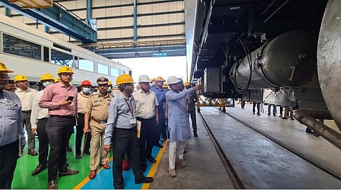 தமிழகத்தில் பணிபுரியும் அதிகாரிகள், ஊழியர்கள் தமிழ் கற்றுக்கொள்ள வேண்டும்: சென்னையில் ரயில்வே அமைச்சர் பேட்டி