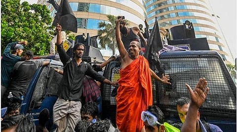 இலங்கையில் 2 வாரங்களாக நீடித்து வந்த அவசர நிலை நீக்கம்