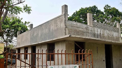 கட்டிட வேலையைக் கவனிக்கவும்