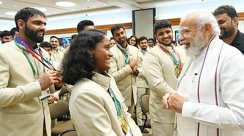 வரலாற்று சாதனை படைத்த காது கேளாதோருக்கான ஒலிம்பிக் அணி: தனது இல்லத்தில் சந்தித்து பாராட்டிய பிரதமர்