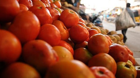 ஈரோட்டில் ஒரு கிலோ தக்காளி ரூ.100-க்கு விற்பனை: பொதுமக்கள் அதிர்ச்சி