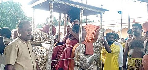 தருமபுரம் ஆதீனத்தில் உள்ள ஞானபுரீசுவரர் கோயிலில் நடைபெறும் பெருவிழாவையொட்டி, நேற்று நாற்காலி பல்லக்கில் குருமூர்த்தங்களுக்கு பவனி வந்த தருமபுரம் ஆதீனம் 27-வது குருமகா சந்நிதானம் ல மாசிலாமணி தேசிக ஞானசம்பந்த பரமாசாரிய சுவாமிகள்.