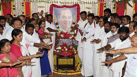 முன்னாள் பிரதமர் ராஜீவ் காந்தியின் 31-வது நினைவு தினத்தையொட்டி, ஸ்ரீபெரும்புதூரில் உள்ள அவரது நினைவிடத்தில் மலர்கள் தூவி அஞ்சலி செலுத்திய தமிழக காங்கிரஸ் தலைவர் கே.எஸ்அழகிரி மற்றும் கட்சி நிர்வாகிகள், தொண்டர்கள் உள்ளிட்டோர்.