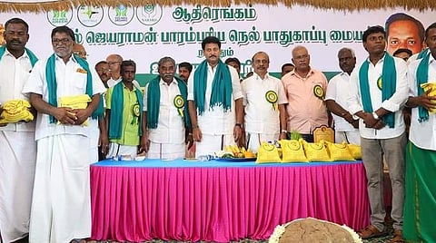 திருத்துறைப்பூண்டியில் நேற்று தொடங்கிய தேசிய நெல் திருவிழாவில், பாரம்பரிய விதைநெல்லை பெற்றுக்கொண்ட விவசாயிகளுடன் அமைச்சர் அன்பில் மகேஸ் பொய்யாமொழி உள்ளிட்டோர்.