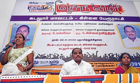 ‘இந்து தமிழ் திசை’ நாளிதழ் சார்பில் கடலூர் மாவட்டம் கிள்ளை பேரூராட்சியில் நேற்று நடந்த ‘உங்கள் குரல் - தெரு விழா’ நிகழ்ச்சியில் மக்களின் கோரிக்கைகளுக்கு பதிலளித்து பேசுகிறார் பேரூராட்சித் தலைவர் எஸ்.மல்லிகா. உடன் துணைத் தலைவர் கிள்ளை எஸ்.ரவிந்திரன், செயல் அலுவலர் செல்வி.