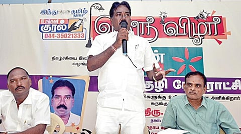 ‘இந்து தமிழ் திசை’ நாளிதழ் சார்பில் செங்கல்பட்டு மாவட்டம் கருங்குழி பேரூராட்சியில் நடந்த ‘உங்கள் குரல் - தெருவிழா’ நிகழ்ச்சியில் பொதுமக்களின் கேள்விகளுக்கு பதிலளித்து பேசுகிறார் பேரூராட்சி தலைவர் கோ.தசரதன். உடன் செயல் அலுவலர் மா.கேசவன் ஆகியோர்.படங்கள்:எம்.முத்துகணேஷ்