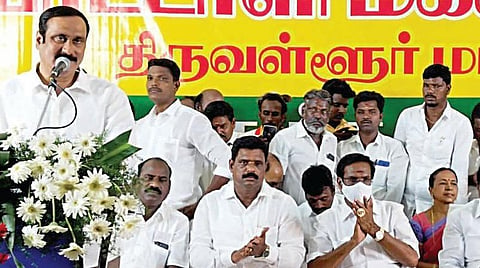 பாமக பொதுக்குழுக் கூட்டத்தில் அன்புமணி ராமதாஸ் பங்கேற்று உரையாற்றினார். உடன் பாமக மாநில தலைவர் ஜி.கே.மணி, முன்னாள் ரயில்வே அமைச்சர் ஏ.கே.மூர்த்தி உள்ளிட்டோர். படம்: பு.க.பிரவீன்