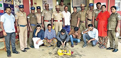 சுவாமி சிலைகளைக் கடத்திய வழக்கில், கேரளாவைச் சேர்ந்த ஐந்து பேரை புன்செய்புளியம்பட்டி போலீஸார் கைது செய்தனர்.