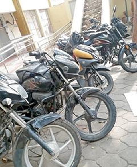 கோவையில் பைக் டாக்ஸியாக பயன்படுத்தப்பட்ட இருசக்கர வாகனங்கள் பறிமுதல் செய்யப் பட்டு, கோவை மத்திய வட்டாரப் போக்குவரத்து அலுவலகத்தில் நிறுத்தி வைக்கப்பட்டுள்ளன.