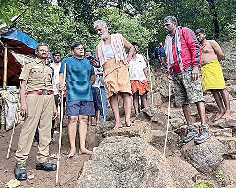 கோவை வெள்ளியங்கிரி மலைப்பாதையில் ஏறி ஆய்வு செய்த இந்து சமயம் மற்றும் அறநிலையத் துறை அமைச்சர் பி.கே.சேகர்பாபு.
