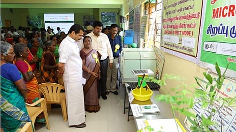 கரூர் அருகேயுள்ள பஞ்சமாதேவியில் நடந்த கலைஞரின் அனைத்து கிராம ஒருங்கிணைந்த வேளாண் வளர்ச்சித் திட்டத் தொடக்க விழாவையொட்டி வேளாண் துறை சார்பில் வைக்கப்பட்டிருந்த கண்காட்சியை பார்வையிடுகிறார் மாநில மின்சாரம், மதுவிலக்கு மற்றும் ஆயத்தீர்வைத்துறை அமைச்சர் வி.செந்தில்பாலாஜி, அருகில் மாவட்ட ஆட்சியர் த.பிரபுசங்கர் உள்ளிட்டோர்.