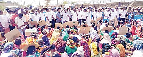 தனியார் கப்பல் கட்டும் தளம் நுழைவு வாயில் முன்பு போராட்டத்தில் ஈடுபட்ட மீனவ மக்கள்.