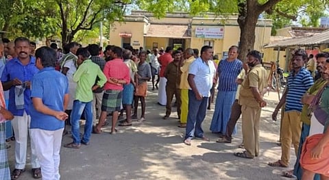 உயிரிழந்தது உறுதி செய்யப்பட்ட நிலையில் அவிநாசி மருத்துவமனையில் எதிரே கூடியிருந்த மக்கள்.
