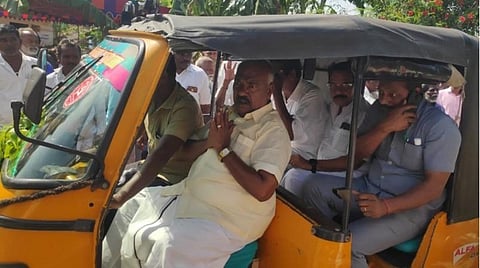 ஆட்டோவில் ஓட்டுநர் அருகே அமர்ந்து பயணித்த அமைச்சர் மஸ்தான்.