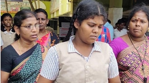 10ம் வகுப்பு தேர்வு எழுதிவிட்டு வரும் மாணவி அவந்திகா.
