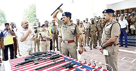 ஆவடி காவல் ஆணையர் அலுவலகத்தில் நேற்று ஆய்வு செய்த தமிழக டிஜிபி சைலேந்திரபாபு, காவலர்கள் குற்றவாளிகளை கைது செய்யும் போது, இருவருக்கும் தீங்கு விளைவிக்காத ஆயுதங்களின் பயன்பாட்டை பார்வையிட்டார்.