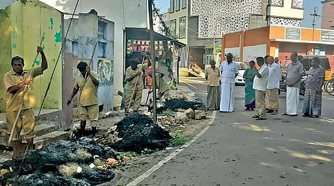 தருமபுரி மாவட்டம் காரிமங்கலம் பேரூராட்சியில் முக்கோணம் பார்க் தெருவில் கழிவுநீர் கால்வாயை தூர்வாரும் பணி பேரூராட்சி தலைவர் பி.சி.ஆர்.மனோகரன் முன்னிலையில் நடந்தது.