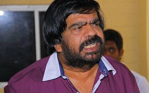 வயிற்றில் ரத்தக் கசிவால் பாதிக்கப்பட்டுள்ள டி.ராஜேந்தருக்கு வெளிநாட்டில் சிகிச்சை - நடிகர் சிலம்பரசன் தகவல்