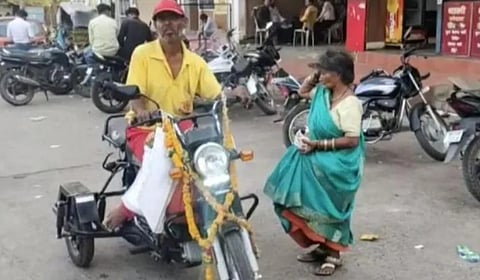 மத்திய பிரதேசத்தில் யாசகம் செய்து சேர்த்த ரூ.90 ஆயிரத்துக்கு மொபெட் வாங்கிய மாற்றுத் திறனாளி