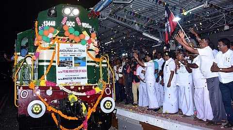 மதுரை - தேனி இடையிலான அகலப்பாதையில் இன்று இயக்கப்பட்ட பயணிகள் ரயிலுக்கு தேனியில் உற்சாக வரவேற்பு அளிக்கப்பட்டது. படம் ஆர்.அசோக்