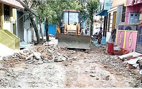 திருப்பத்தூர் கஸ்தூரி பாய் தெருவில் சாலை சமன் செய்யும் பணியில் ஈடுபட்ட நகராட்சி ஊழியர்கள்.