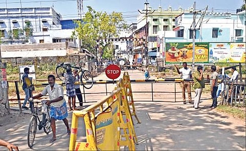 தூத்துக்குடி 1-வது ரயில்வே கேட் நீண்ட நேரமாக பூட்டப்பட்டிருந்ததால் சைக்கிள்களை தூக்கிக் கொண்டு கேட்டை தாண்டிச் சென்ற மக்கள். படம்: என்.ராஜேஷ்