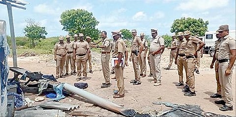 ராமேசுவரம் வடகாடு பகுதியில் எஸ்.பி. கார்த்திக் தலைமையில் ஆய்வு மேற்கொண்ட போலீஸார்.