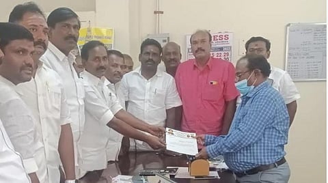 ராமநாதபுரம் மாவட்ட வருவாய் அலுவலர் காமாட்சி கணேசனிடம், ஒன்றியக்குழு தலைவர் பதவியை ராஜினாமா செய்து கடிதம் அளித்த ஆர்.தர்மர்.