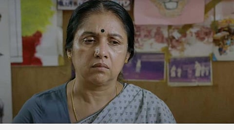 நடிகை ரேவதிக்குச் சிறந்த நடிகைக்கான விருது