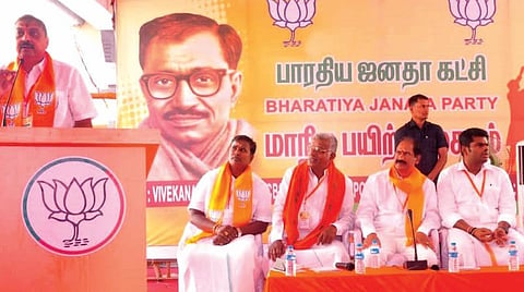 புதுச்சேரி பாஜக மாநில நிர்வாகிகள் பயிற்சி முகாமில் பேசும் மாநில பொறுப் பாளர் நிர்மல் குமார் சுரானா. உடன் தமிழக பாஜக மாநிலத் தலைவர் அண்ணா மலை, அமைச்சர்கள் நமச்சிவாயம், சாய் சரவணன்குமார் உள்ளிட்டோர்.
