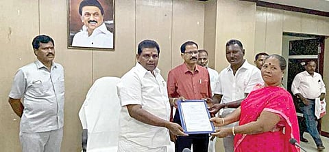 தமிழகத்தில் மீனவக் குடும்பங்களுக்கு மீன்பிடித் தடைக்கால நிவாரணமாக ரூ.5,000 வழங்கும் திட்டத்தை தொடங்கிவைத்தார் அமைச்சர் அனிதா ராதாகிருஷ்ணன்.