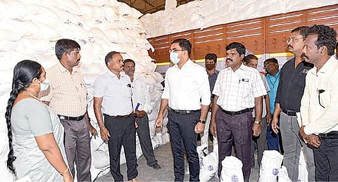 தமிழக அரசு சார்பில் தூத்துக்குடி வஉசி துறைமுகம் வழியாக இலங்கைக்கு 30,000 டன் அரிசி அனுப்பப்பட உள்ளது. அரிசியை பொட்டலமிடும் பணியை தூத்துக்குடி மாவட்ட ஆட்சியர் செந்தில்ராஜ் ஆய்வு செய்தார்.