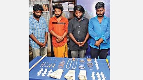 ஈரோடு மருத்துவர் வீட்டில் திருடிய வழக்கு தொடர்பாக கைதான வசந்தகுமார் உட்பட 4 பேர் மற்றும் அவர்களிடமிருந்து பறிமுதல் செய்யப்பட்ட நகை, வெள்ளிப் பொருட்கள்.