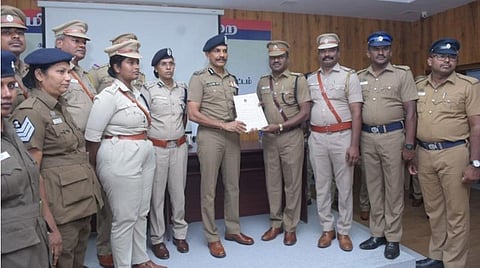 வேலூர் சரக காவல் துறையில் குற்றவழக்குகளில் சிறப்பாக பணியாற்றிய தனிப்படை காவலர்களுக்கு தமிழக டிஜிபி சைலேந்திரபாபு பாராட்டு சான்றிதழ் வழங்கினார். | படங்கள்: வி.எம்.மணிநாதன்.