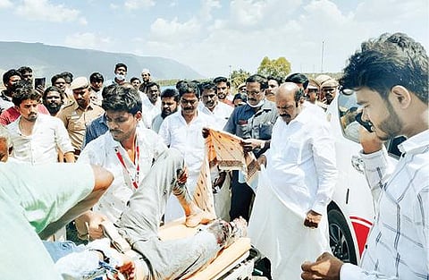 வாணியம்பாடி அடுத்த வேப்பம்பட்டு பகுதியில் விபத்தில் சிக்கிய இளைஞர் களை அமைச்சர் எ.வ.வேலு மீட்டு மருத்துவமனைக்கு அனுப்பினார். உள்படம்: உயிரிழந்த இஸ்மாயில்.