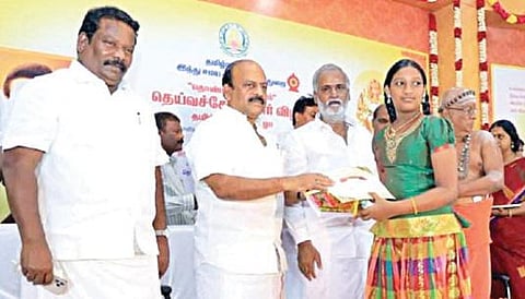 குன்றத்தூரில் நடைபெற்ற சேக்கிழார் பெருமான் விழாவில் அமைச்சர்கள் தா.மோ.அன்பரசன் பி.கே.சேகர்பாபு ஓதுதல் போட்டியில் பங்கு பெற்ற மாணவர்களுக்கு பரிசுகளை வழங்கினர்.