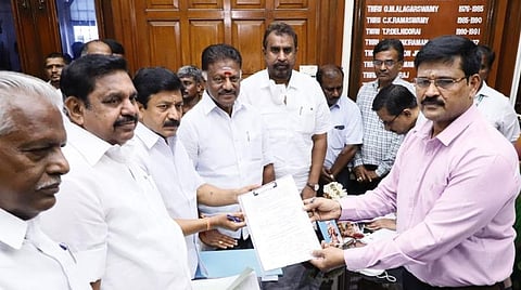 வேட்புமனு தாக்கல் செய்யும் சி.வி.சண்முகம்.