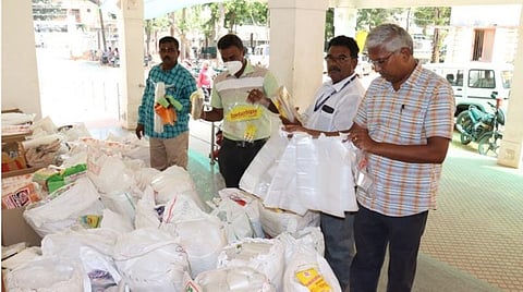 கடலூர் மாநகராட்சி அதிகாரிகளால் மினிலாரியில் பறிமுதல் செய்யப்பட்ட தடை செய்யப்பட்ட பிளாஸ்டிக் பொருள்கள்.