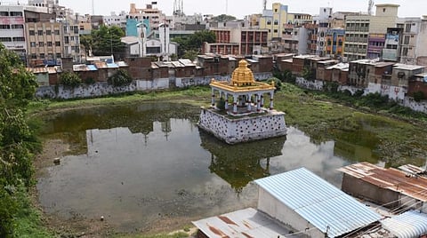 மதுரை கூடலழகர் பெருமாள் கோயில் தெப்பக்குளம்.