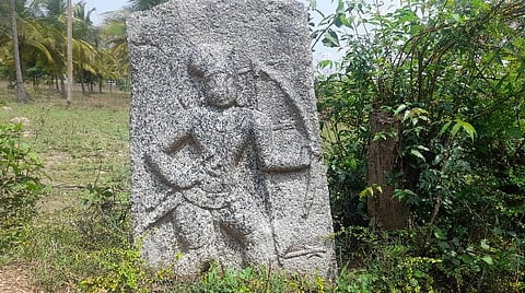 திருப்பத்தூர் அருகே கண்டெடுக்கப்பட்டுள்ள 13-ம் நூற்றாண்டைச் சேர்ந்த நடுகல்