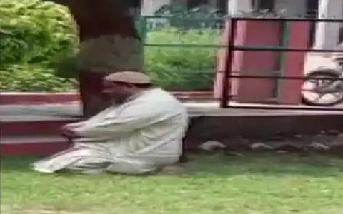 அலிகர் கல்லூரி வளாகத்தில் பேராசிரியர் தொழுகை: கட்டாய விடுப்பில் அனுப்பிய நிர்வாகம்