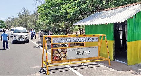 தனுஷ்கோடியில் ஜடாயுதீர்த்தம் அருகே சோதனை சாவடியில் வாகனங்களை நிறுத்தி பணம் வசூலிக்கும் வனத்துறையினர்.